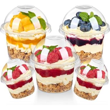 Imagem de piopiocoing Pacote com 100 tigelas de sobremesa descartáveis transparentes de 227 g com tampas de cúpula, copos redondos de plástico com tampas para parfait de iogurte, copos de lanche para pudim de