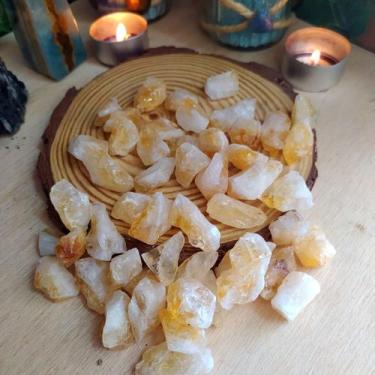 Imagem de Kit 12 Pedras Citrino Bruto 1cm a 3cm - Sorte Prosperidade Sucesso - C