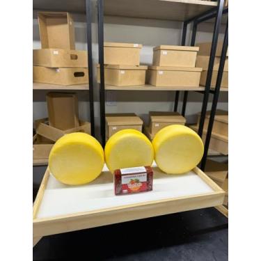 Imagem de Kit 3 Queijos Meia Cura Artesanais 700g Cada + Goiabada 250g Vovô Olavo – Combo Mineiro, Sabor da Roça, Caseiro, Sem Conservantes, Ideal para Café da Manhã e Presentes