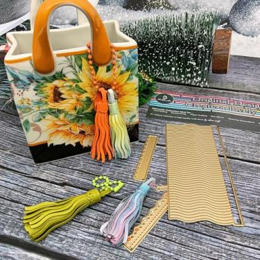 Imagem de Alinacutle Golden Dies Cesta/porta-cartão/caixa de presente em forma de cubo corte de metal cortado para embalagem de presentes, artesanato de papel feito à mão, faça você mesmo, festival de