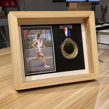 Imagem de Moldura De Exibição De Medalha, Molduras De Fotos De Caixa 3d De Medalha Esportivamoldura De Foto De Imagem Com Certificado Personalizado Com Título, Wood Color, 1 medal + 6 inch photo