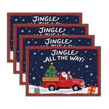 Imagem de Conjunto de 4 jogos americanos de Natal para mesa de jantar – Papai Noel dirigindo caminhão vermelho com árvore de Natal e presentes em tapetes de neve para decoração festiva de mesa de cozinha
