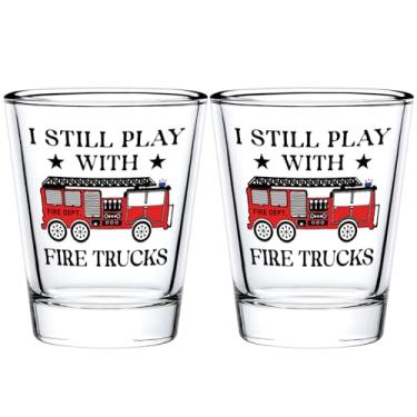 Imagem de Futtumy Presentes de bombeiro para homens, I Still Play With Fire Trucks Conjunto de 2 copos de shot, presentes de aposentadoria de bombeiro, presente engraçado de aniversário do dia dos pais e Natal