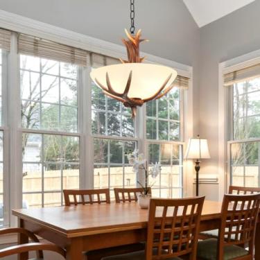 Imagem de Lustre de chifres rústico retrô E27, luminária pendente de teto em resina imitando chifres, com vidro fosco, ideal para cozinha, fazenda, restaurante, ilha, quarto, loft ou corredor.