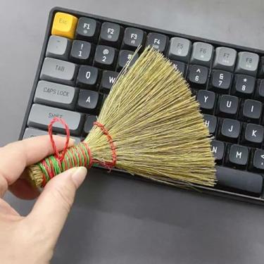 Imagem de Mini vassoura batedor, escova de mão, elimina poeira, sujeira e detritos, cabeça de escova de 11 cm C com gancho de nylon para fácil armazenamento, perfeita para mesa e carro