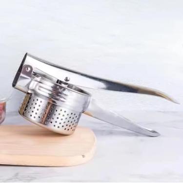 Imagem de Espremedor, Amassador e Esmagador de Batatas e legumes - Espremedor de batata em Aço inoxidável é uma ferramenta eficiente para preparar purê de batata e outros alimentos.