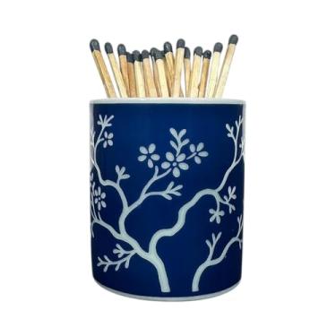 Imagem de Chinoiserie Suporte de fósforo longo com atacante – Design alto para fósforos de 7,6 cm, 10,2 cm, 12,7 cm, 14 cm – Estilo Vintage Raro Porcelana Azul Claro com Padrões Chinoiserie Azul Escuro