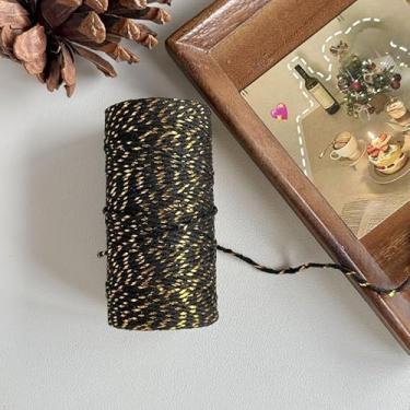 Imagem de Cordão de algodão de duas cores de 2 mm para artesanato, embrulho de presente, macramê e decoração de férias, corda macia e torcível (ouro + preto)