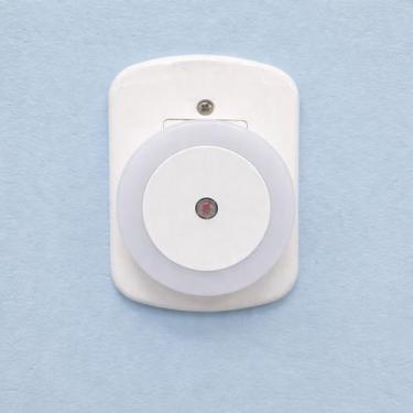 Imagem de Luminária LED Suave Noturna Redonda Sensor Automático Bivolt Parede Qu