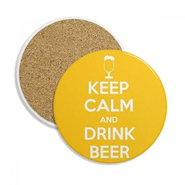 Imagem de Caneca de copo amarelo Keep Calm And Drink Beer com citação "Keep Calm And Beber" pedra absorvente de proteção de mesa