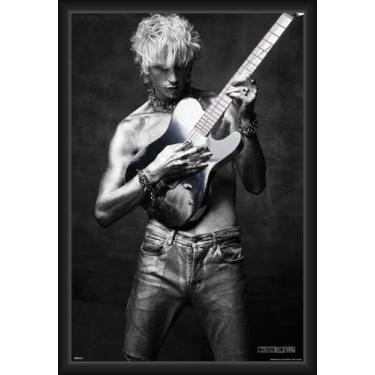 Imagem de BUY ART FOR LESS Pôster de arte emoldurado oficialmente licenciado pela Machine Gun Kelly - Guitarra - 61 x 91 cm - Moldura de madeira projetada resistente com vidro plexi - Pronto para pendurar