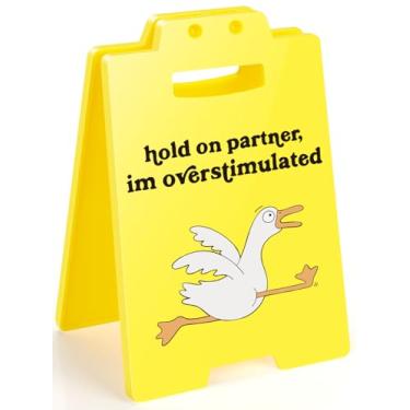 Imagem de Placa de mesa engraçada de ganso - Hold On Partner I'm Overstimulated - Decoração de escritório caótica, humor de ansiedade, presentes para colegas de trabalho, jogadores, homens, mulheres