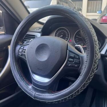 Imagem de Capa universal antiderrapante de fibra de carbono para volante de carro 38 cm (VL10 - Fio Branco)