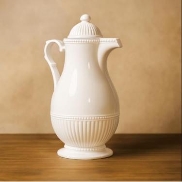 Imagem de Garrafa Térmica Decorativa com Detalhes em Relevo, Design Clássico, Branca