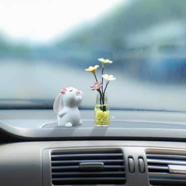 Imagem de KITUREK Conjunto de 2 lindos mini coelhinhos e margaridas para decoração de painel de carro, adoráveis enfeites de espelho retrovisor de carro, acessórios de decoração de interiores de carro para