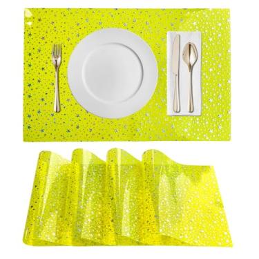 Imagem de Kasepie Jogo americano de plástico transparente conjunto com 4 - protetor de mesa de vinil impermeável e resistente ao calor, tapetes limpáveis 44,5 x 30,5 cm (amarelo + estrela)