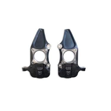 Imagem de MAX TRAC SUSPENSION A peça # 103220C é um par de eixos inferiores de 5 cm feitos de aço dúctil e preto revestido