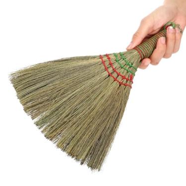 Imagem de YBEATY Vassoura pequena natural de palha macia com alça para varredura de espanador, suprimentos de limpeza para limpeza de cozinhas, escritórios, casas, computadores