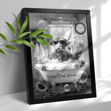 Imagem de Arte de parede de banheiro emoldurada em preto e branco, impressão em tela humorística de 30,5 x 40,6 cm: vaca Highland no banho com charuto, arte animal emoldurada preta com uma capa acrílica