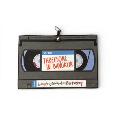 Imagem de Logie Joe's Toalha de golfe VHS Tape | Microfibra dupla face premium | Toalha magnética resistente com clipe mosquetão | 61 x 40 cm