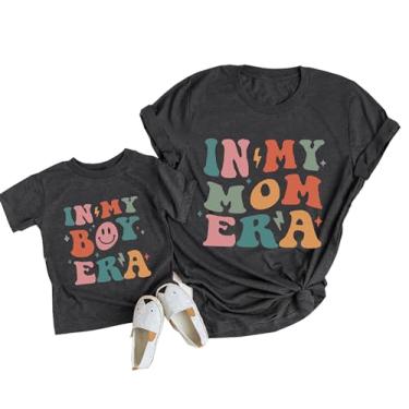 Imagem de Camisetas combinando Mommy and Me, camiseta in My Mom Era, camisetas estampadas Mamas Boy, camiseta engraçada Mom Son, Cinza escuro, M