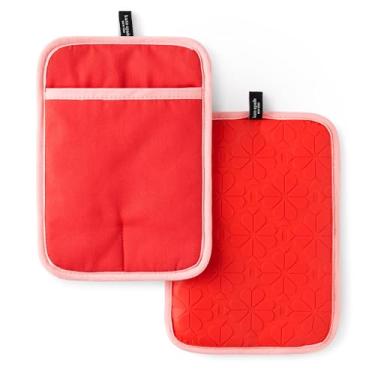 Imagem de Kate Spade New York Conjunto de 2 suportes de panela de silicone macio Spade Flower, resistente ao calor, flexível e antiderrapante, vermelho/rosa, 17 x 25 cm