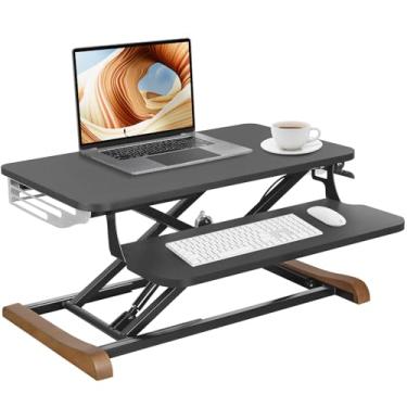 Imagem de Conversor de mesa de pé ajustável em altura com bandeja de teclado, 66 x 40 cm, suporte para mesa com capa lateral elegante e pés de madeira, suporte compacto para monitor e laptop para casa e