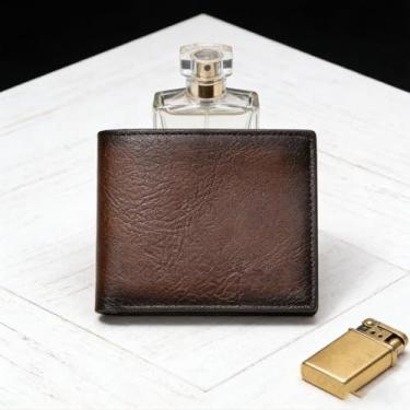 Imagem de Carteira masculina moderna marrom claro com fivela horizontal de couro sintético brilhante, design horizontal moderno com fivela, couro sintético brilhante e textura confortável