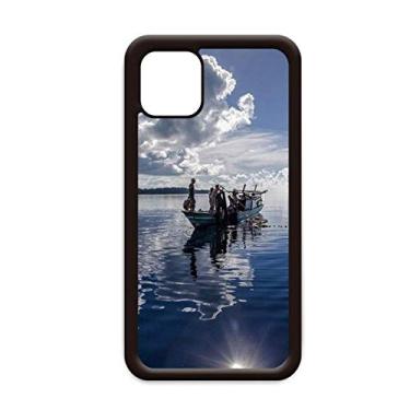 Imagem de Capa para celular Apple Mobile com imagem de pessoas de barco azul oceano para iPhone 11 Pro Max