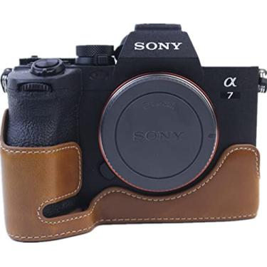 Imagem de BolinUS Capa A7M4 A7S3 A1, capa de couro PU feita à mão para meia câmera versão com abertura inferior para Sony Alpha 7IV /A7M4 /A7S III /A1 com alça de mão (marrom)