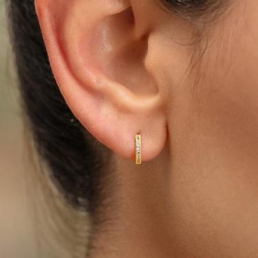 Imagem de Brincos de argola de ouro 14K para mulheres, pequenos brincos de argola abraçados, brincos delicados de cartilagem de zircônia cúbica minúsculos e leves para orelhas sensíveis