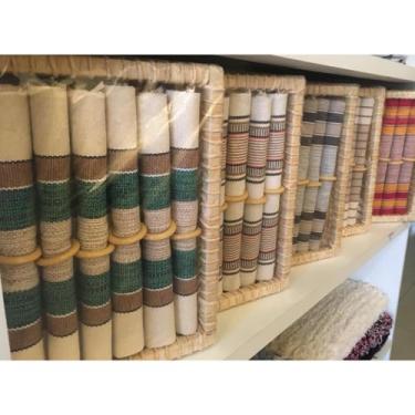 Imagem de Jogo Americano 07 Peças Algodão 06 Lugares e 01 Trilha de Mesa Ideal para Decoração de Cozinha Varanda ou Churrasco (KIT NA CESTA)