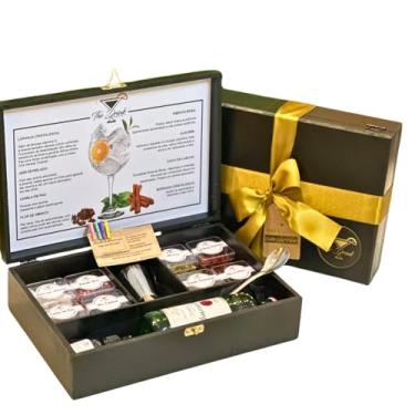 Imagem de Box Presente Gin Tanqueray com 8 Especiarias, 2 Xaropes, Dosador e Colher Inox – Box Premium Especiarias para Gin Tônica | Presente para Mãe, Namorada, Aniversário, Natal e Datas Especiais