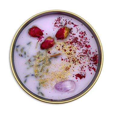 Imagem de Fifi Peony Velas de pedras preciosas - Perfumadas com peônias doces e infundidas com um cristal de ametista calmante e flores secas colocadas à mão para manifestar a tranquilidade. Queima com um elegante pavio de madeira. 227 g.