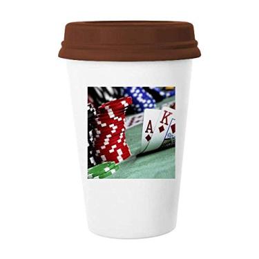 Imagem de Caneca de vidro de cerâmica para jogos de pôquer espalhada com fichas de fotos, caneca de café