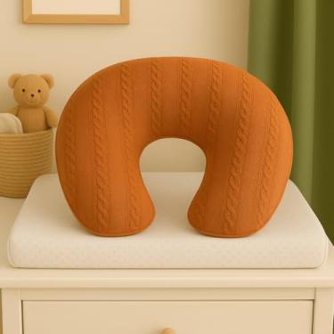 Imagem de Almofada de Amamentação Tricot em U Cobre (37x45x13cm). Hipoalergênica, Enchimento Siliconado com Design Anatômico para Suporte Durante Amamentação