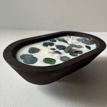 Imagem de Vela de tigela de massa de madeira com aroma de eucalipto e eucalipto real, 2 pavios | Tigela de massa de madeira, velas de soja perfumadas, vela de aromaterapia, feita nos EUA. Tamanho C20 x L6