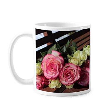 Imagem de Linda caneca de cerâmica com flores brancas rosa para mesa de café e porcelana