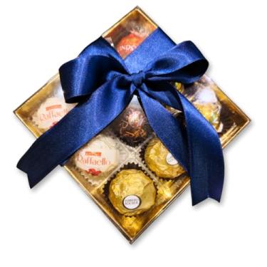 Imagem de Caixa Bombom Sortido Chocolate Premium Suíço e Ferrero Rocher Chocolate Branco, Ao Leite e Amargo (Azul Claro, Tamanho total)