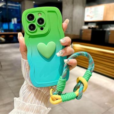 Imagem de Capa com estampa de ondas degradê e coração para iPhone 16 Pro Max, 15 Pro, 14 Plus, 13 Pro Max, 12, 16, 11, XS, X, XR, com alça de pulso, verde e azul.