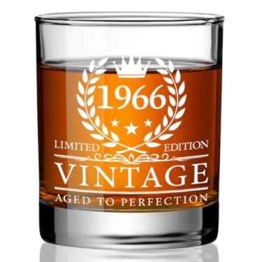 Imagem de Ymzkpoa Presentes engraçados de aniversário de 59 anos para ele, vovô, copo de uísque vintage 1966 para homens, amigos, irmão, marido, melhor presente de aniversário para homens acima de 50, presentes