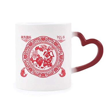 Imagem de Caneca sensível ao calor de cachorro de ano novo chinês com corte de papel, copo de grés que muda de cor vermelha