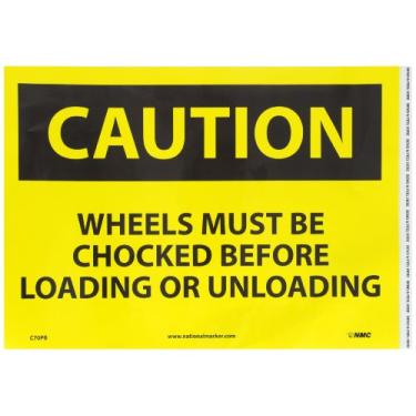 Imagem de NMC C70P CUIDADO - RODAS DEVEM SER CHOCADAS ANTES DE CARREGAR E DECARREGAR - Placa de alerta de vinil PS de 25,4 x 17,8 cm com texto amarelo/preto na base preta/amarela