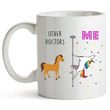 Imagem de YouNique Designs Caneca de médico - Caneca de café portátil 325 ml, presentes engraçados de médicos para homens e mulheres, presente para médicos homens, melhores presentes de médico de todos os