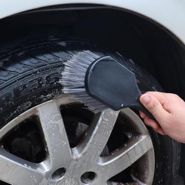 Imagem de Escova de roda e pneu para aro de carro, escova de lavagem de carro de cerdas macias, pneus de limpeza e libera sujeira e sujeira da estrada, alça curta para facilitar a esfrega, preta (20,5 x 7 cm)