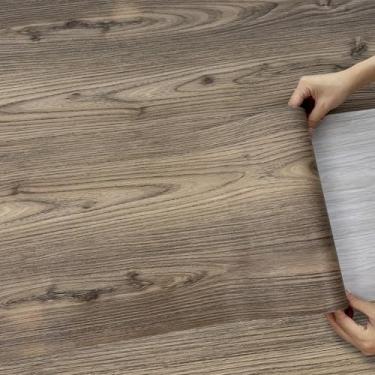 Imagem de Lareko Tábua de rolo de madeira de vinil de 30,5 cm x 1,600 cm, piso autoadesivo impermeável para banheiro, cozinha, sala de estar, quarto (52 pés quadrados, marrom escuro)