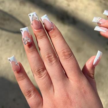 Imagem de Kit de unhas brancas de pressão quadradas médias francesas brancas curtas com design de strass de borboleta prateada cola em unhas para mulheres bastão falso acrílico manicure para casamento 24 peças