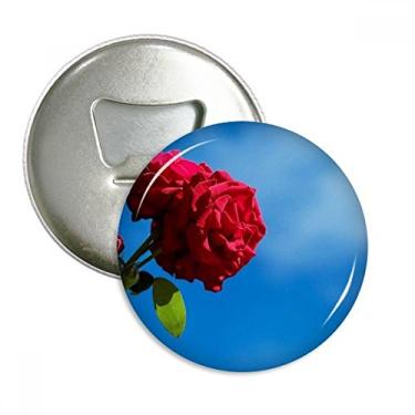 Imagem de Blue Sky Rosas Vermelhas Folhas Verdes Abridor de Garrafas Imã de Geladeira Emblema Multifuncional