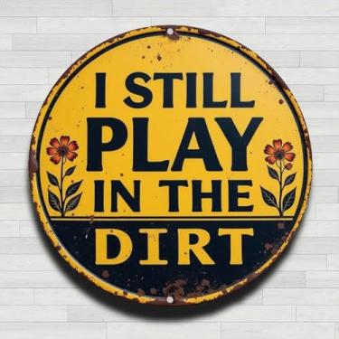 Imagem de Placa de parede redonda de metal rústico vintage I Still Play In The Dirt com flores, 20 cm, presentes internos e externos e decoração para casa, escritório, café e quintal