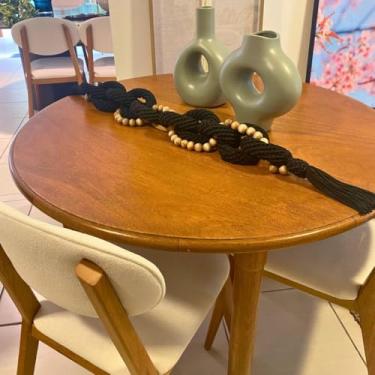 Imagem de Colar de Mesa Decorativo Elos em Crochê Preto 120 cm – Artesanal, Fio Náutico e Madeira – Decoração Boho, Sala, Quarto e Aparadores